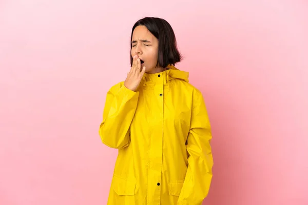 Νεαρή Λατίνα Γυναίκα Που Φοράει Αδιάβροχο Παλτό Πάνω Από Απομονωμένο — Φωτογραφία Αρχείου