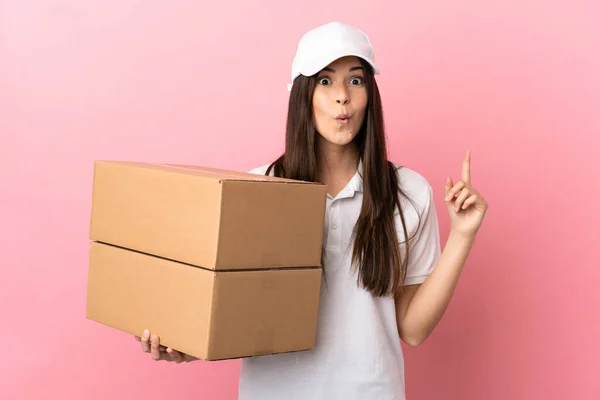 Entrega Menina Sobre Isolado Rosa Parede Com Intenção Realizar Solução — Fotografia de Stock