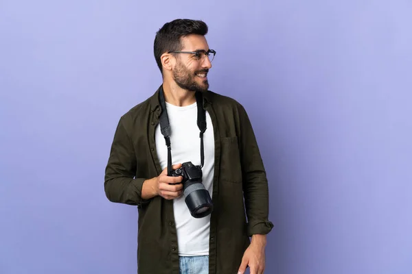 Fotógrafo Homem Sobre Isolado Roxo Fundo Olhando Lado — Fotografia de Stock