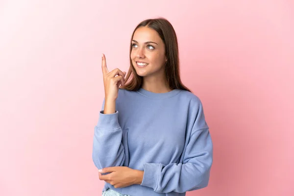 Mujer Joven Sobre Fondo Rosa Aislado Apuntando Una Gran Idea —  Fotos de Stock