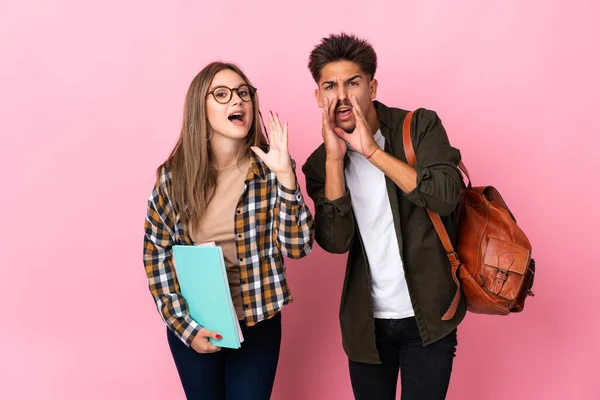 Jeune Couple Étudiant Isolé Sur Fond Blanc Criant Annonçant Quelque — Photo