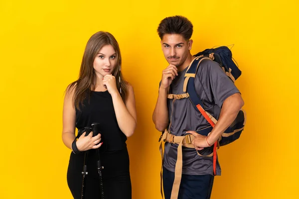 Pareja Joven Montañista Con Una Gran Mochila Aislada Sobre Fondo —  Fotos de Stock