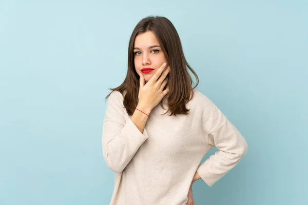 Tiener Meisje Geïsoleerd Blauwe Achtergrond Denken Een Idee — Stockfoto