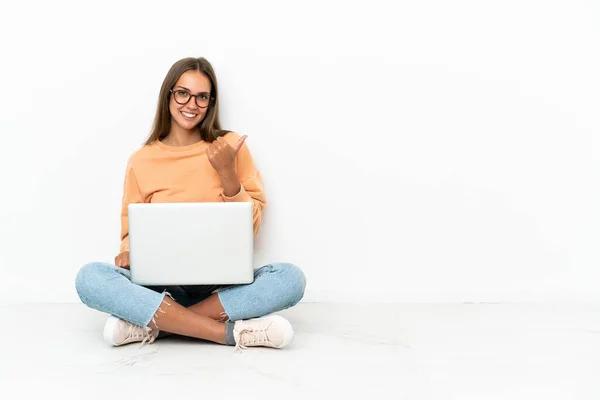 Mladá Žena Notebookem Sedící Podlaze Ukazuje Strany Prezentovat Produkt — Stock fotografie