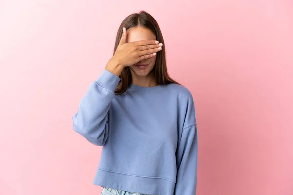 Mujer Joven Sobre Fondo Rosa Aislado Cubriendo Los Ojos Con — Foto de Stock