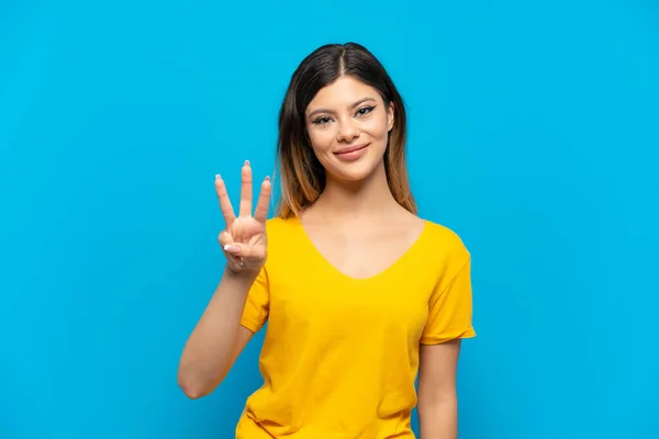 Mavi Arka Planda Izole Edilmiş Genç Rus Kızı Mutlu Parmaklarıyla — Stok fotoğraf