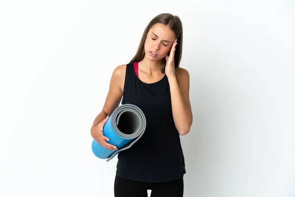 Donna Sportiva Che Lezioni Yoga Mentre Tiene Tappeto Sfondo Bianco — Foto Stock