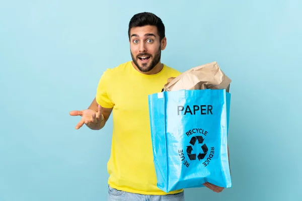 Jeune Homme Caucasien Tenant Sac Recyclage Isolé Sur Fond Bleu — Photo