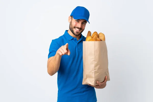 Entrega Homem Segurando Saco Cheio Pães Isolados Fundo Branco Aponta — Fotografia de Stock