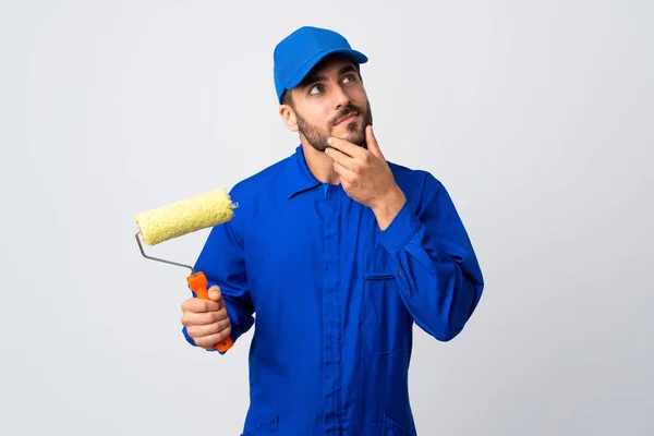 Pintor Homem Segurando Rolo Pintura Isolado Fundo Branco Com Dúvidas — Fotografia de Stock