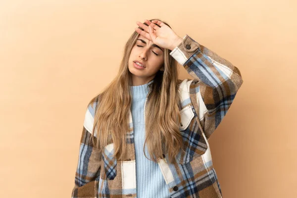 Jonge Kaukasische Vrouw Geïsoleerd Beige Achtergrond Met Moe Ziek Uitdrukking — Stockfoto