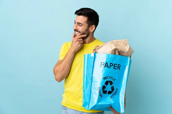 Joven Hombre Caucásico Sosteniendo Una Bolsa Reciclaje Aislado Sobre Fondo —  Fotos de Stock