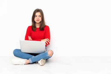 Polisle çalışan hassas kız beyaz arka planda izole edilmiş, üzgün.