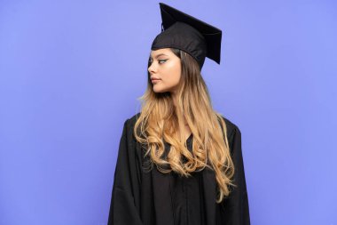 Üniversite mezunu genç bir Rus kız beyaz arka planda izole edilmiş.