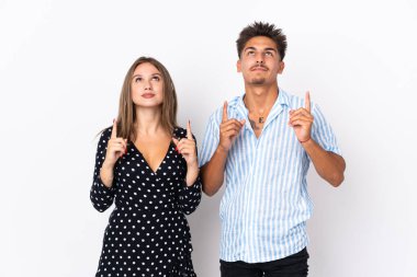 Beyaz arka planda izole edilmiş genç beyaz bir çift işaret parmağıyla işaret ediyor. Harika bir fikir.