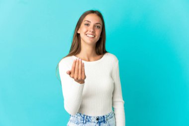 İzole edilmiş mavi arka planda genç bir kadın davet ediyor. Gelmene sevindim.