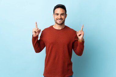 Tecrit edilmiş genç yakışıklı adam harika bir fikre işaret ediyor.