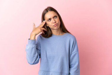 Soyutlanmış pembe bir geçmişi olan genç bir kadın intihar jesti yapıyor.