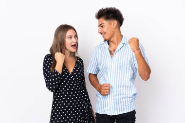 Beyaz arka planda izole edilmiş beyaz bir çift zaferi kutluyor.