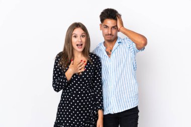 Beyaz arka planda yalıtılmış beyaz yüzlü genç beyaz bir çift.