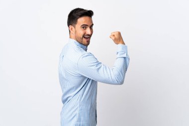 Tecrit edilmiş genç yakışıklı adam güçlü bir jest yapıyor.