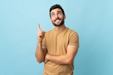 Sakallı ve soyutlanmış genç yakışıklı adam harika bir fikre işaret ediyor.