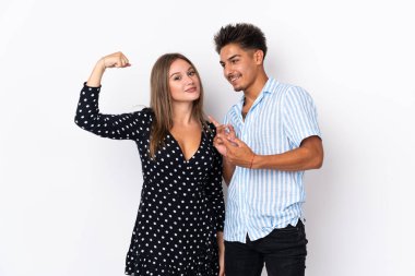 Beyaz arka planda izole edilmiş beyaz bir çift güçlü bir jest yapıyor.