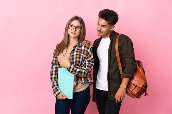 Jeune Couple Étudiant Isolé Sur Fond Blanc Présentant Une Idée — Photo