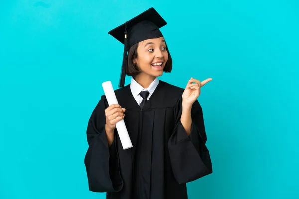 Jovem Universitária Graduada Sobre Fundo Azul Isolado Com Intenção Realizar — Fotografia de Stock