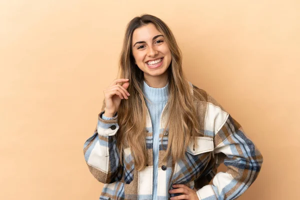 Joven Mujer Caucásica Aislada Sobre Fondo Beige Riendo —  Fotos de Stock