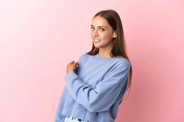 Jeune Femme Sur Fond Rose Isolé Pointant Vers Arrière — Photo