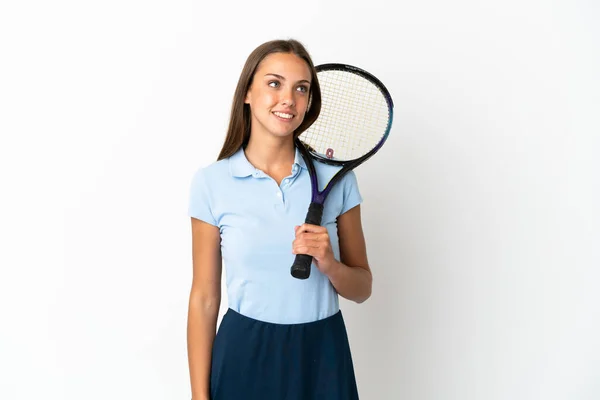 Mujer Jugando Tenis Sobre Una Pared Blanca Aislada Pensando Una — Foto de Stock