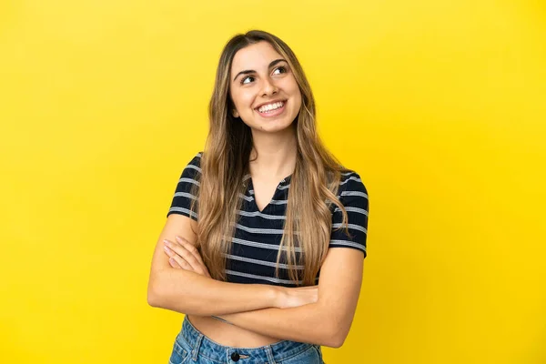 Sarı Arka Planda Izole Edilmiş Genç Beyaz Kadın Gülümserken Yukarı — Stok fotoğraf