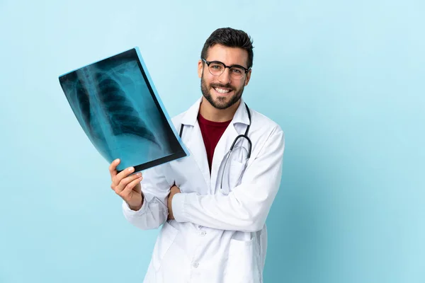 Επαγγελματική Τραυματολόγος Κρατώντας Ακτινογραφία Απομονώνονται Μπλε Φόντο Γέλιο — Φωτογραφία Αρχείου