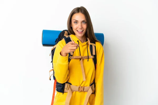 Mujer Joven Montañista Con Una Gran Mochila Sobre Fondo Blanco — Foto de Stock