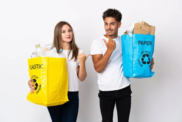 Beyaz Arka Planda Izole Edilmiş Plastik Kağıt Dolu Bir Çanta — Stok fotoğraf