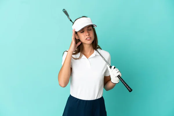在孤立的蓝色背景下打高尔夫的女人头疼 — 图库照片
