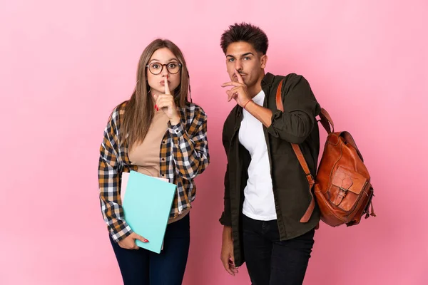 Junges Studentenpaar Isoliert Auf Weißem Hintergrund Zeigt Ein Zeichen Des — Stockfoto