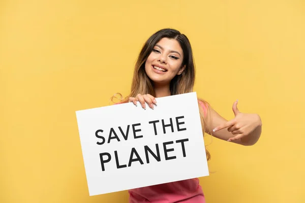 Jovem Russa Isolada Fundo Amarelo Segurando Cartaz Com Texto Planet — Fotografia de Stock