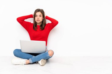 Polisle çalışan hassas kız, beyaz arka planda izole edilmiş, hayal kırıklığına uğramış ve ellerini başının üstüne koyuyor.