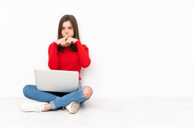 Polisle çalışan hassas kız beyaz arka planda izole edilmiş ve sessizlik işareti gösteriyor.