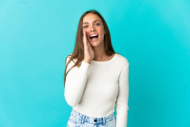 Soyutlanmış mavi arka planda genç bir kadın ağzı açık bağırıyor.