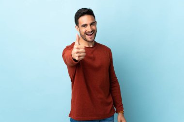 Tecrit edilmiş, genç ve yakışıklı bir adam. Başparmakları havada, çünkü iyi bir şey oldu.