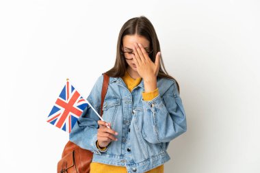 Birleşik Krallık bayrağını yorgun ve hasta bir ifadeyle izole edilmiş beyaz arka planda tutan genç İspanyol kadın.