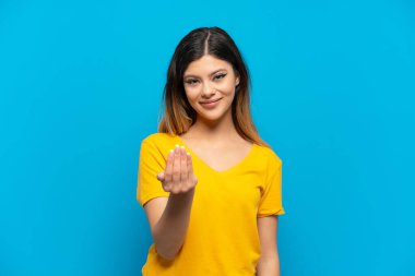 Mavi arka planda izole edilmiş genç bir Rus kız, bizimle gelmesi için davet ediyor. Gelmene sevindim.