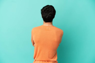 Genç Rus adam arka planda mavi arka planda izole edildi.