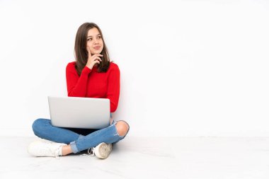 Polisle çalışan tenaager kız beyaz arka planda izole edilmiş bir şekilde yukarı bakarken bir fikir düşünüyor.