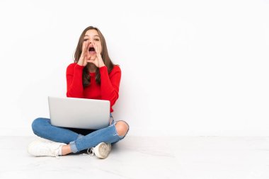 Polisle çalışan hassas kız beyaz arka planda izole edilmiş bağırıyor ve bir şey duyuruyor.