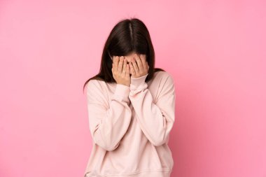 Genç Ukraynalı izole pembe bir geçmişi olan, yorgun ve hasta bir ifadeyle genç bir kız.