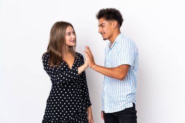 Beyaz arka planda izole genç beyaz çift el sıkışırken